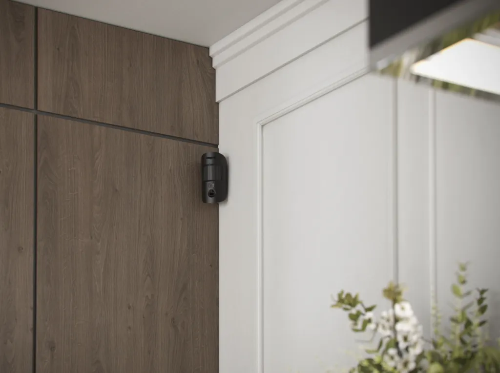 Lifestyle - Ajax MotionCam U Jeweller-home-black.webp