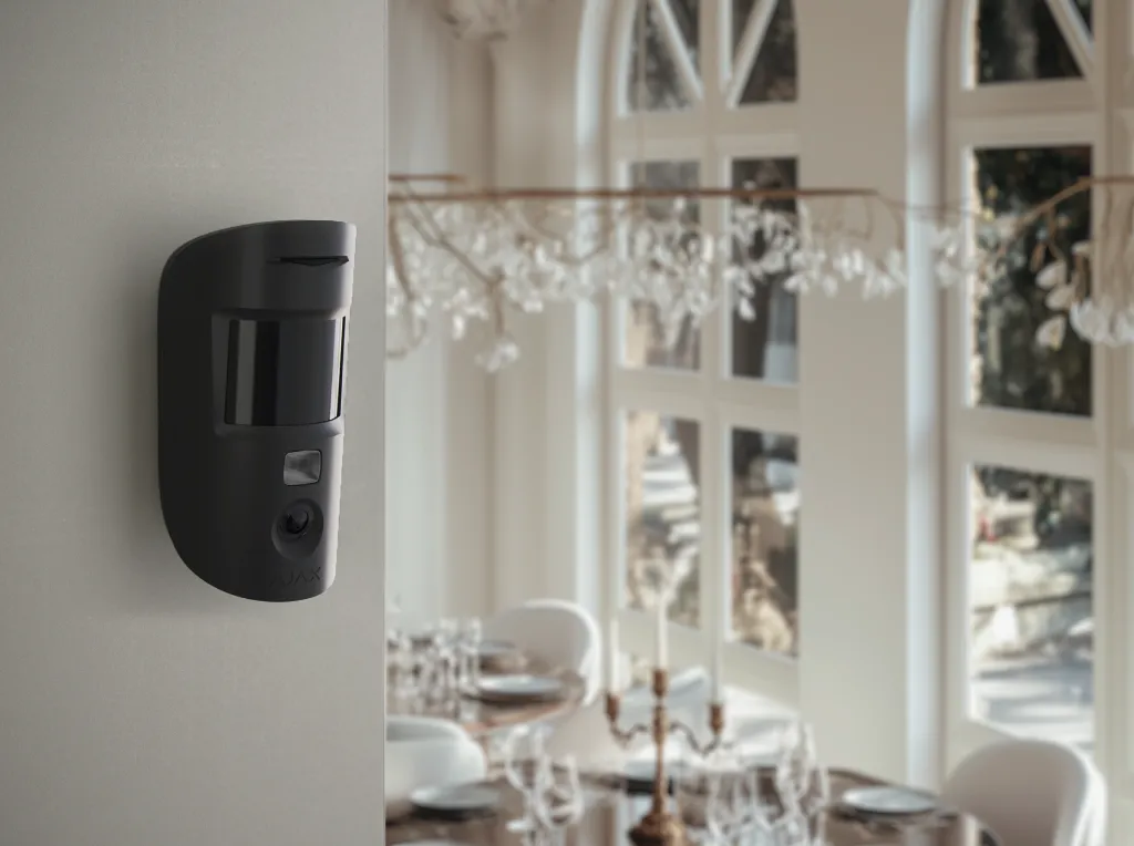 Lifestyle - Ajax MotionCam U Jeweller-restaurant-black.webp