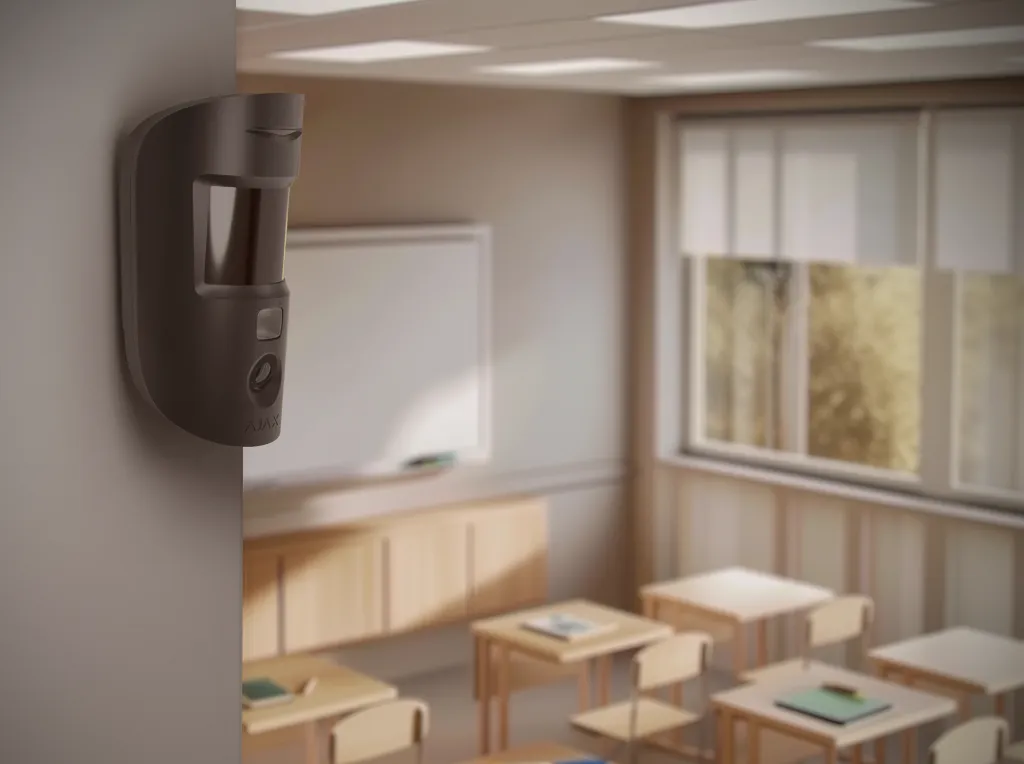 Lifestyle - Ajax MotionCam U Jeweller-school-black.webp