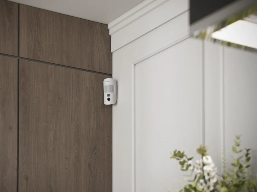 Lifestyle - Ajax MotionCam U Jeweller-home-white.webp