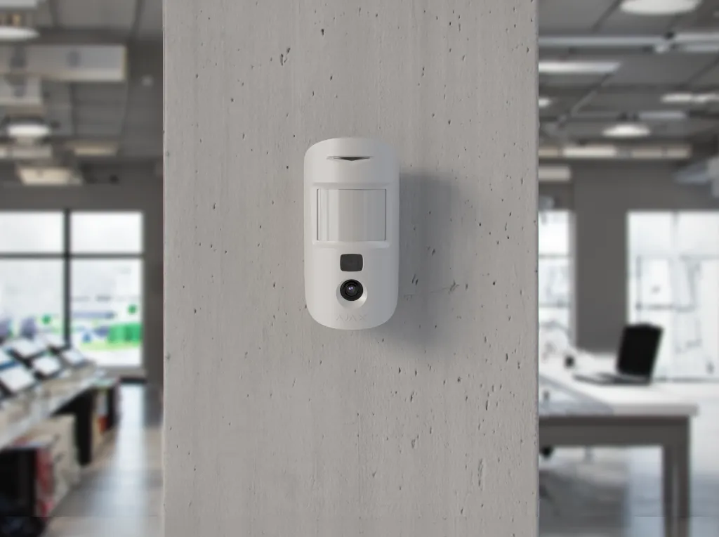 Lifestyle - Ajax MotionCam U Jeweller-store-white.webp