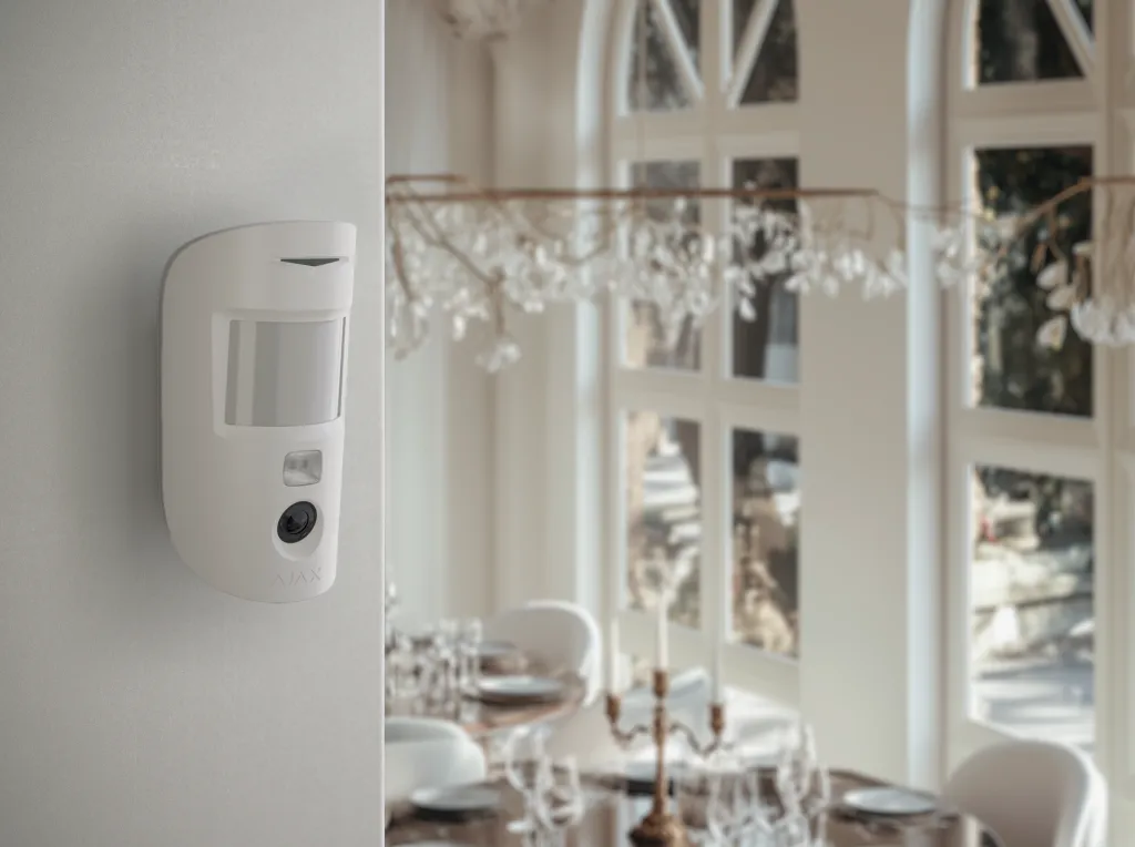 Lifestyle - Ajax MotionCam U Jeweller-restaurant-white.webp