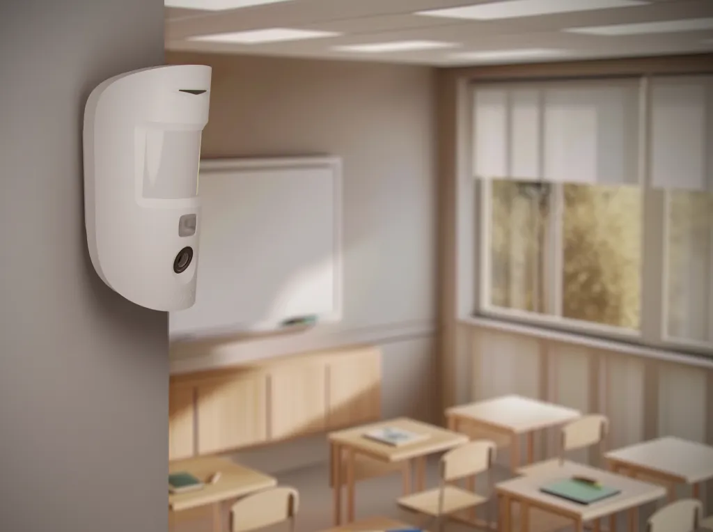 Lifestyle - Ajax MotionCam U Jeweller-school-white.webp