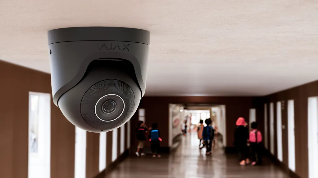 Lifestyle - Ajax TurretCam - Black - school.webp